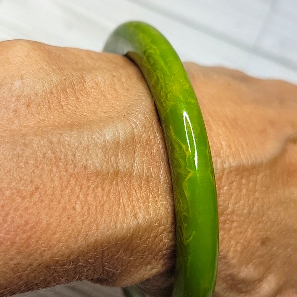 BAKELITE Vintage 1940s Spinach Green/Creamed Corn Marbled Bracelet TESTED